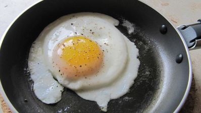 сытная злаковая каша с яйцом и беконом