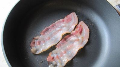 сытная злаковая каша с яйцом и беконом