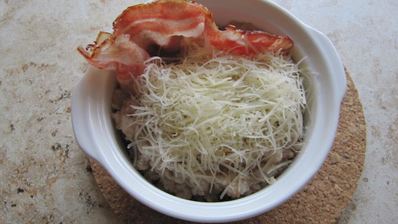 сытная злаковая каша с яйцом и беконом