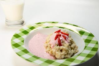 Ячменная каша с сыром фета и клубничным кремом