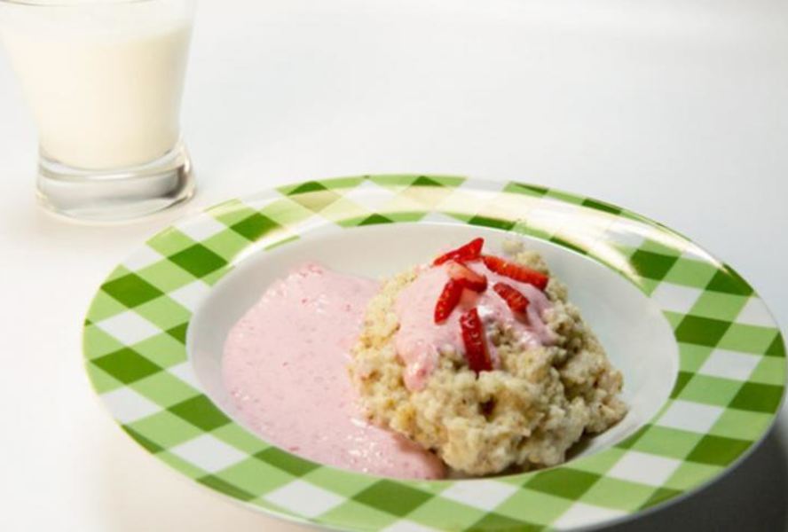 Ячменная каша с сыром фета и клубничным кремом