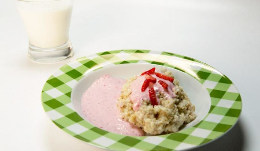Рецепт ячменной каши с сыром фета и клубничным кремом