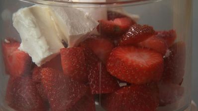 ячменная каша с сыром фета и клубничным кремом