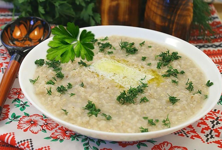 Жидкая ячневая каша на молоке
