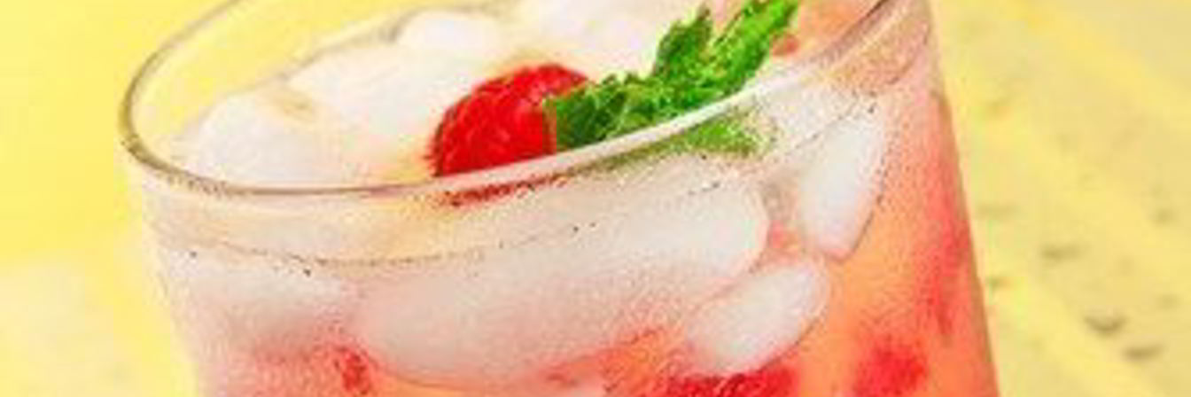 Ананасовый пунш с самбукой и малиной