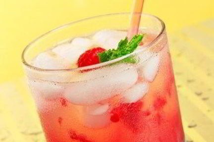 Ананасовый пунш с самбукой и малиной