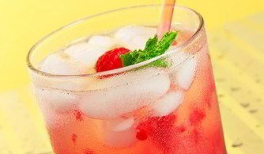 Рецепт ананасового пунша с самбукой и малиной