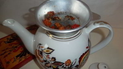 чай из плодов шиповника с мелиссой