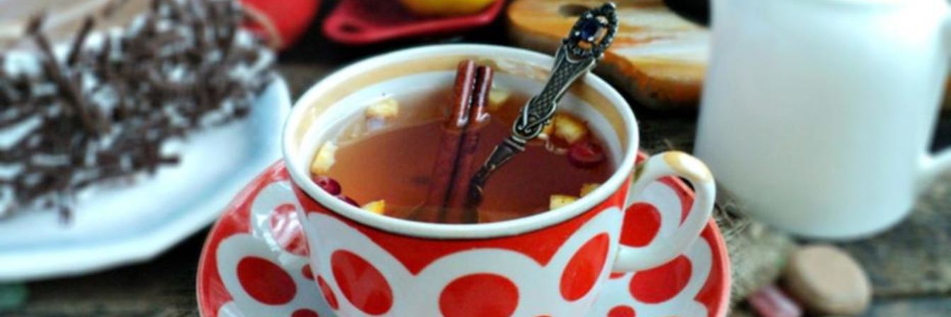 Чай с апельсиновой коркой, клюквой и корицей