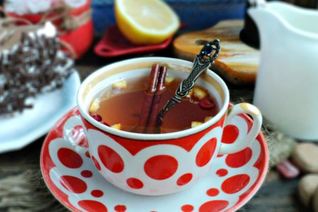 Чай с апельсиновой коркой, клюквой и корицей