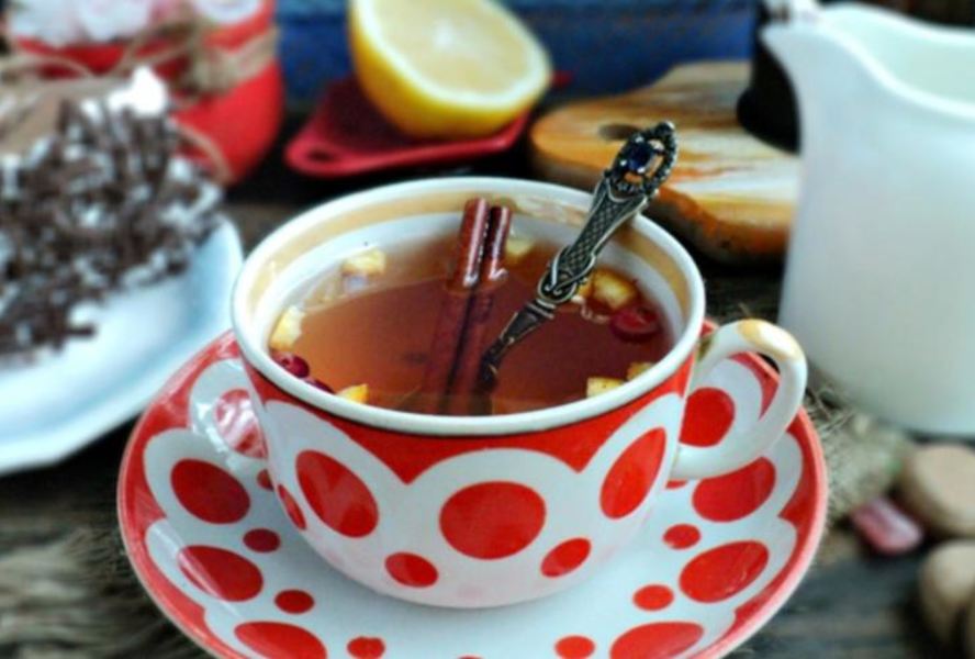Чай с апельсиновой коркой, клюквой и корицей