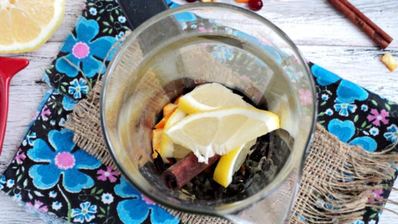 чай с апельсиновой коркой, клюквой и корицей