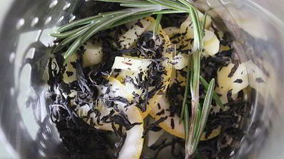 чай с лимоном, имбирем и розмарином