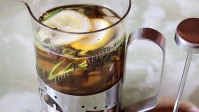 чай с лимоном, имбирем и розмарином