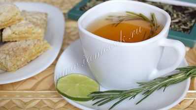 чай с лимоном, имбирем и розмарином