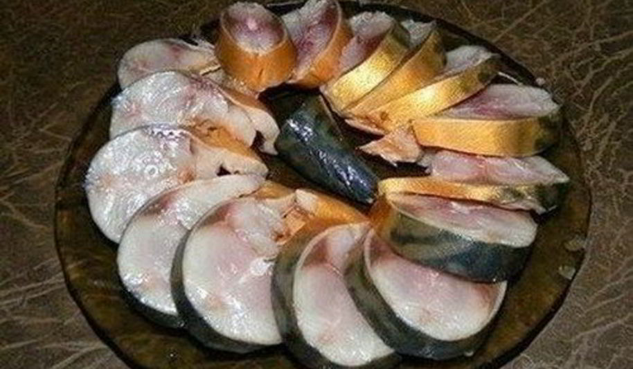 Рецепт домашней соленой скумбрии в чайном рассоле