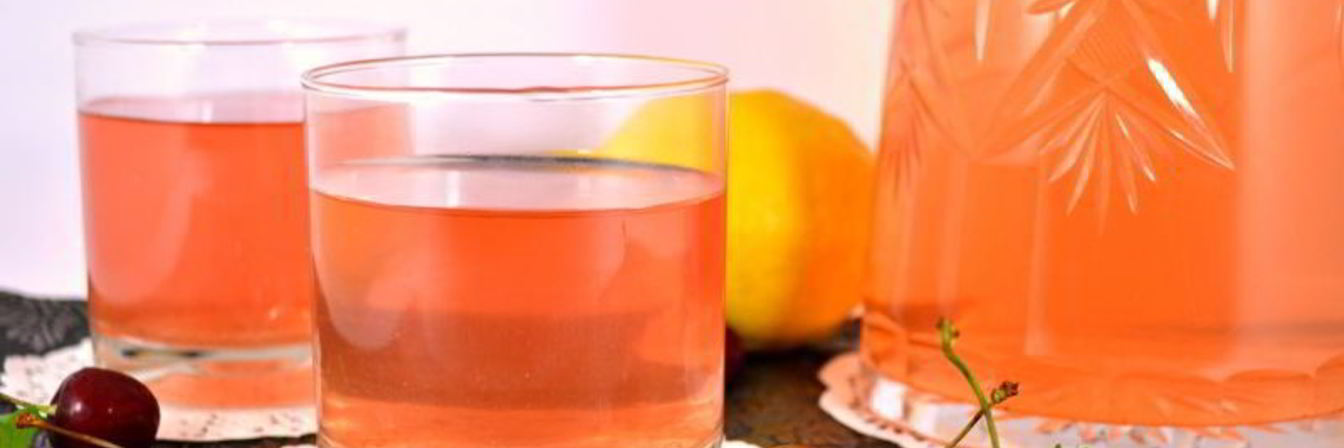 Холодный зеленый чай с черешней, красной смородиной, корицей и мятой