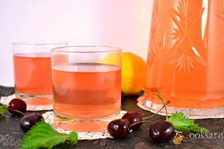 Холодный зеленый чай с черешней, красной смородиной, корицей и мятой