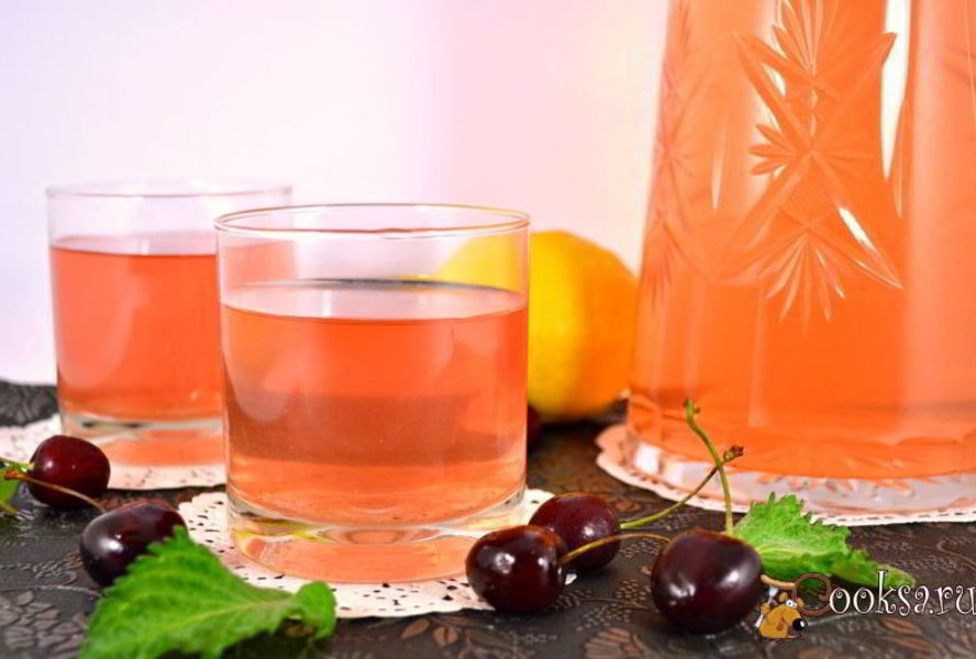 Холодный зеленый чай с черешней, красной смородиной, корицей и мятой