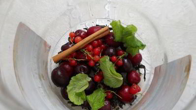 холодный зеленый чай с черешней, красной смородиной, корицей и мятой