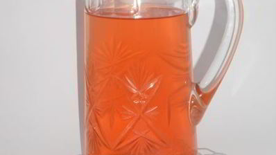 холодный зеленый чай с черешней, красной смородиной, корицей и мятой