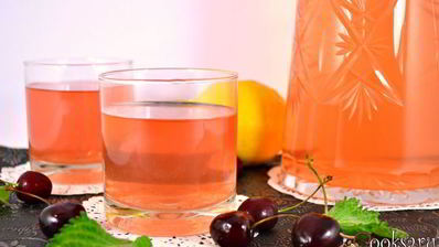 холодный зеленый чай с черешней, красной смородиной, корицей и мятой