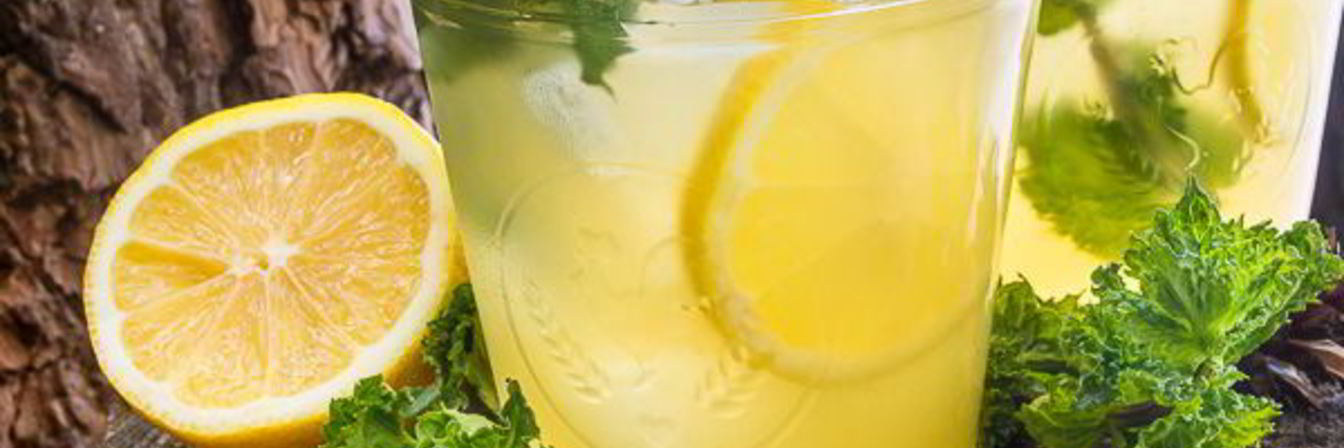 Холодный зеленый чай с лимоном и медом