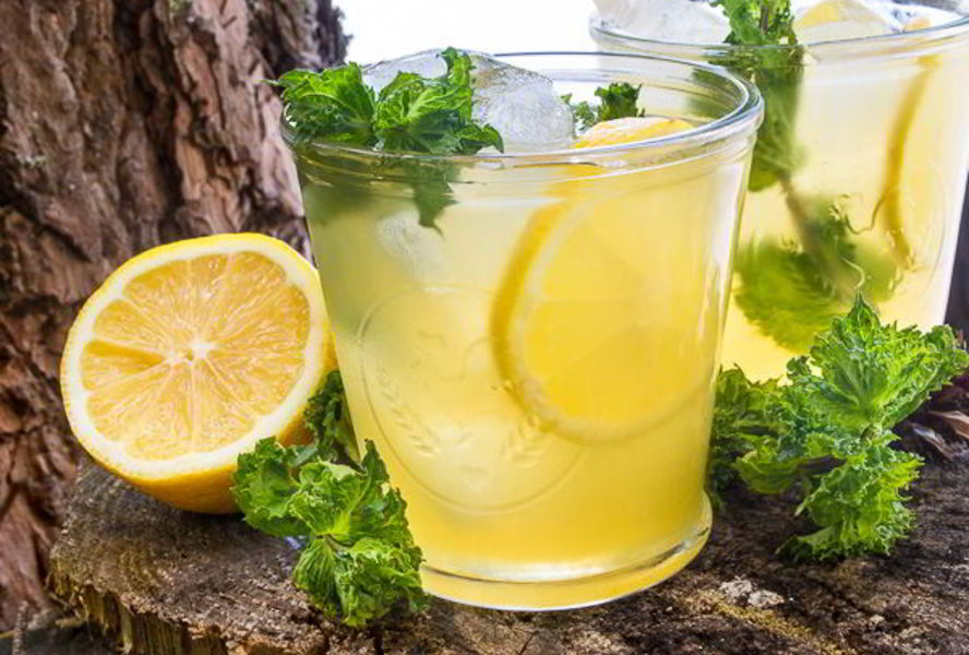 Холодный зеленый чай с лимоном и медом