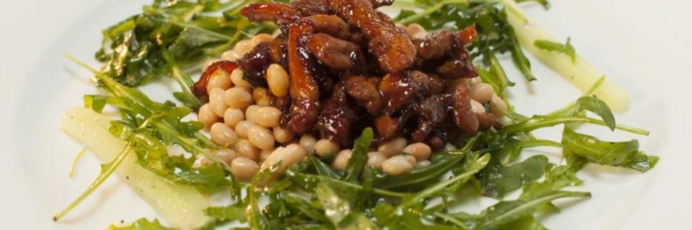 Курица в чайно-соевом соусе с белой фасолью