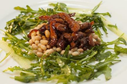 Курица в чайно-соевом соусе с белой фасолью