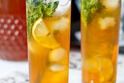 Ледяной чай с имбирем, лимоном и мятой