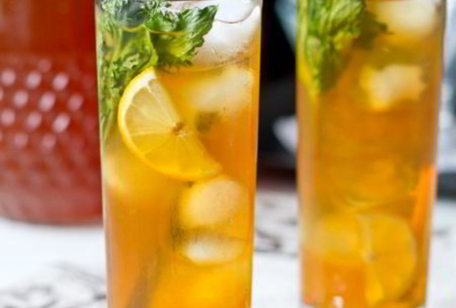 Ледяной чай с имбирем, лимоном и мятой