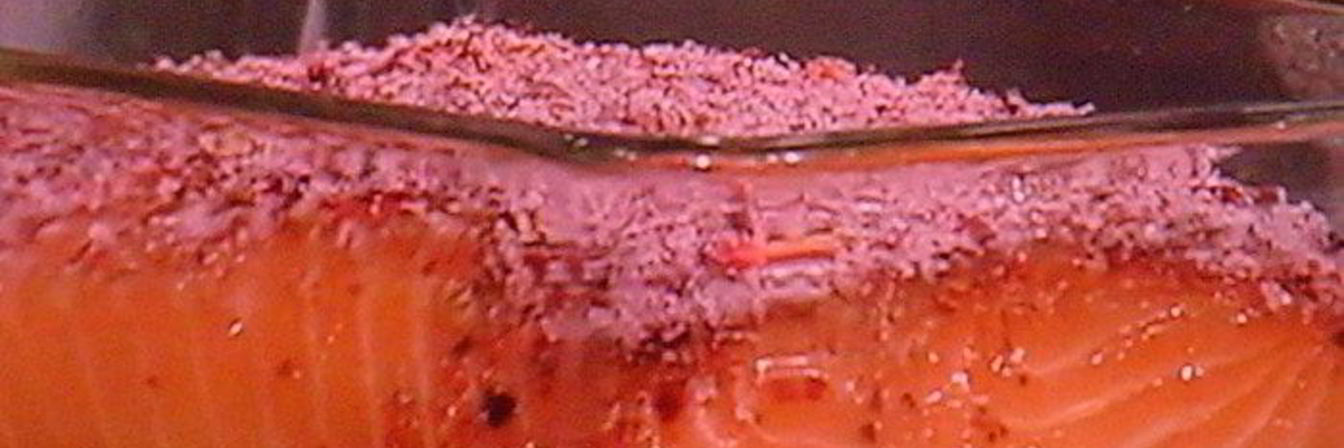 Лосось, засоленный в листьях чая каркаде