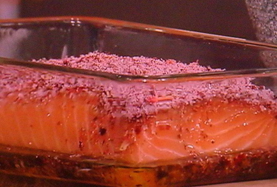 Лосось, засоленный в листьях чая каркаде