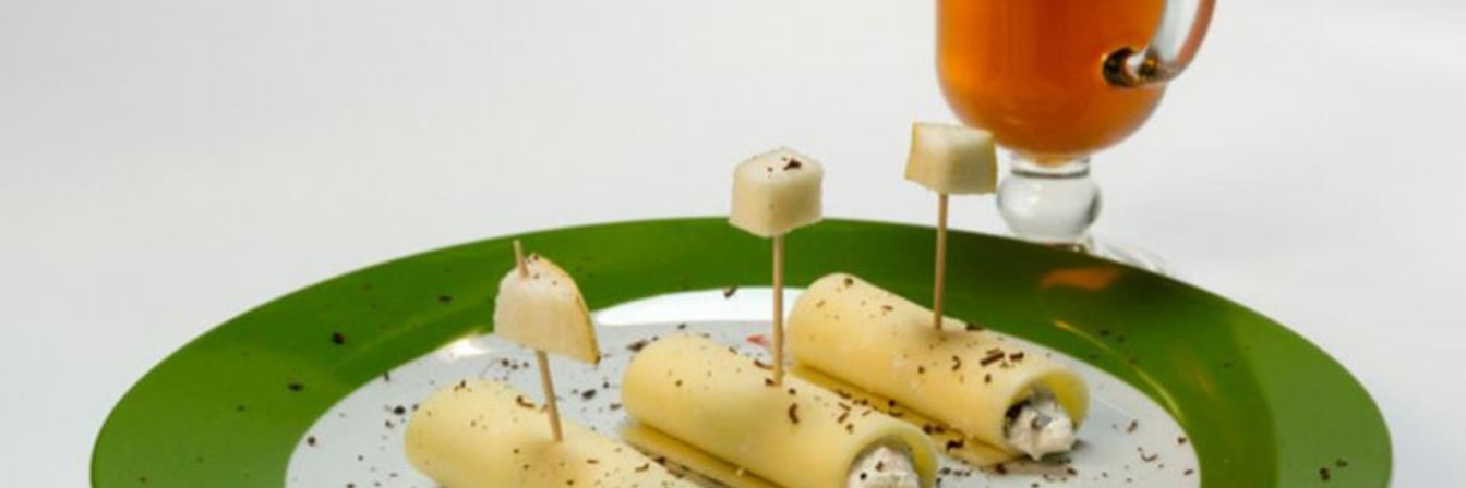 Рулетики из сыра с творогом, шоколадом и свежими фруктами и чай с чабрецом