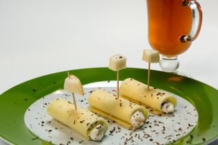 Рулетики из сыра с творогом, шоколадом и свежими фруктами и чай с чабрецом