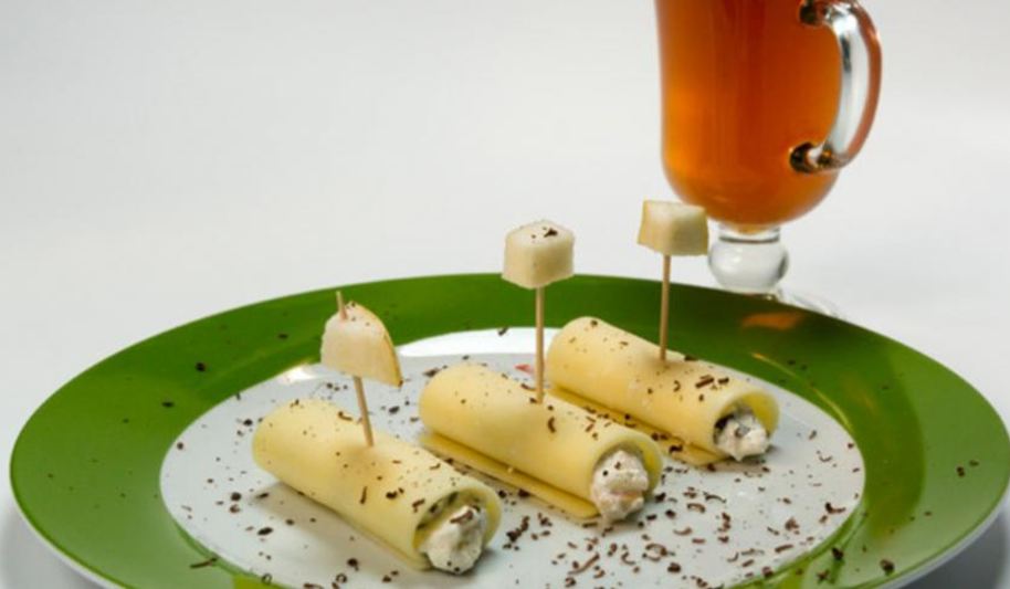 Рецепт рулетиков из сыра с творогом, шоколадом и свежими фруктами и чай с чабрецом
