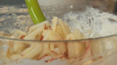 рулетики из сыра с творогом, шоколадом и свежими фруктами и чай с чабрецом