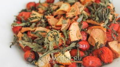 сушеный чай с мятой, яблоком и шиповником