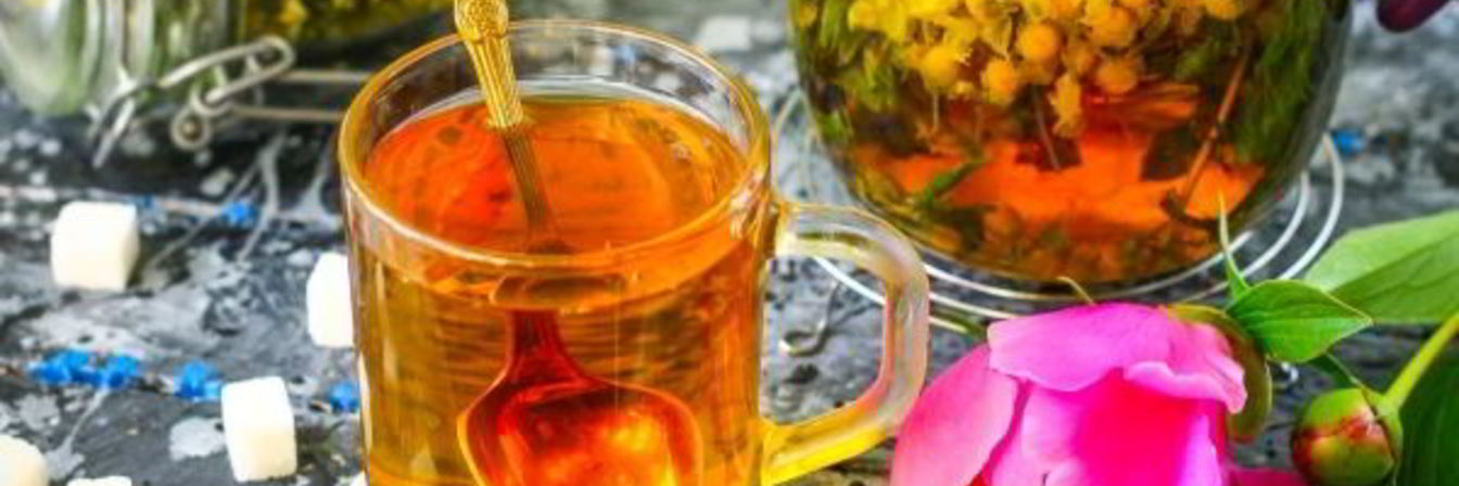 Цветочный чай с ромашкой, акацией и мятой