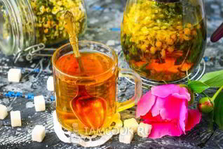 Цветочный чай с ромашкой, акацией и мятой