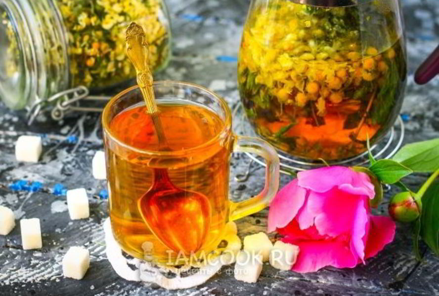 Цветочный чай с ромашкой, акацией и мятой