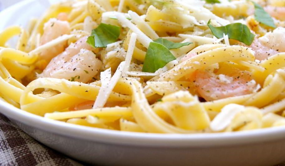 Рецепт феттучинь с морским коктейлем