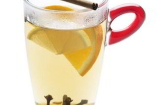 Глинтвейн из белого сухого вина с ромом и изюмом