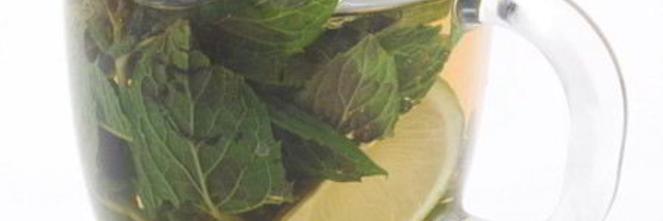 Горячий мятно-лимонный напиток