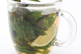 Горячий мятно-лимонный напиток