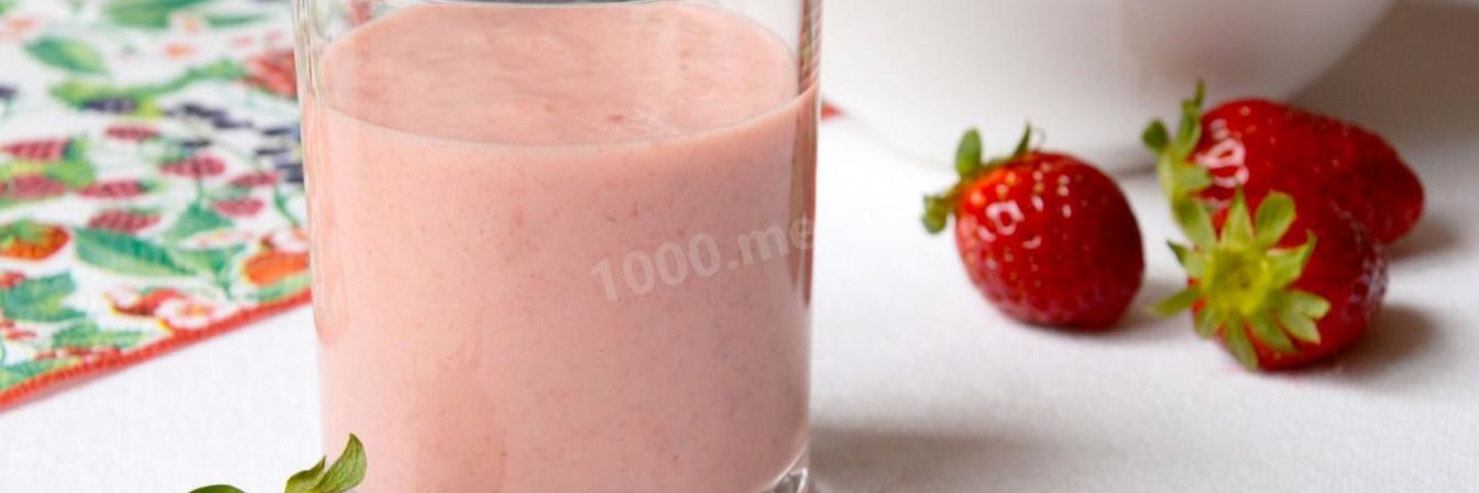 Йогуртовый коктейль с клубникой и бананами