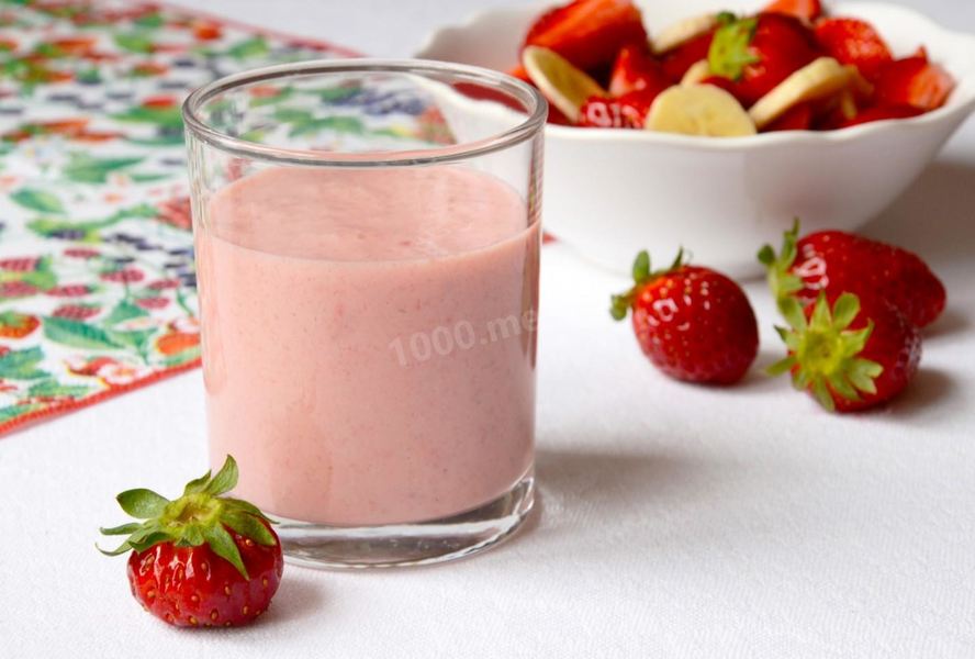 Йогуртовый коктейль с клубникой и бананами