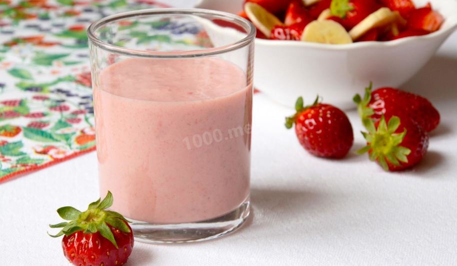 Рецепт йогуртового коктейля с клубникой и бананами