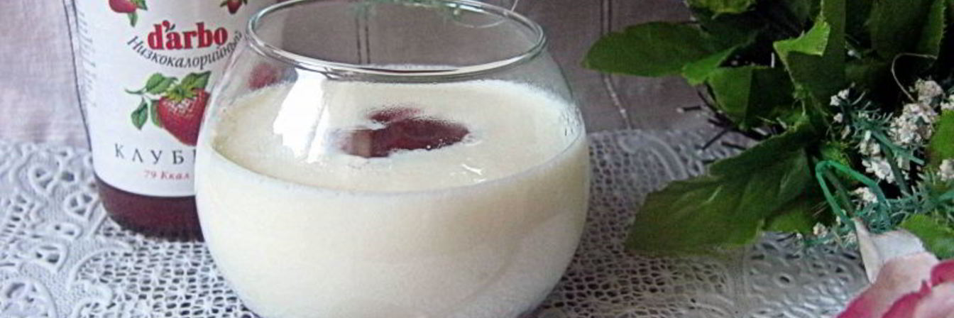 Молочный кисель с клубничным конфитюром